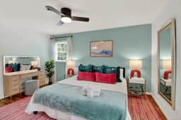 5BR Group House | Fire Pit, Movie Deck & Fun Games