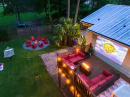 5BR Group House | Fire Pit, Movie Deck & Fun Games