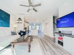 King Bed w/ Great Location, 15 Min to Downtown