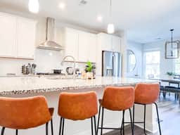 King Bed w/ Great Location, 15 Min to Downtown