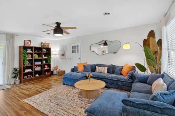 5BR Group House | Fire Pit, Movie Deck & Fun Games