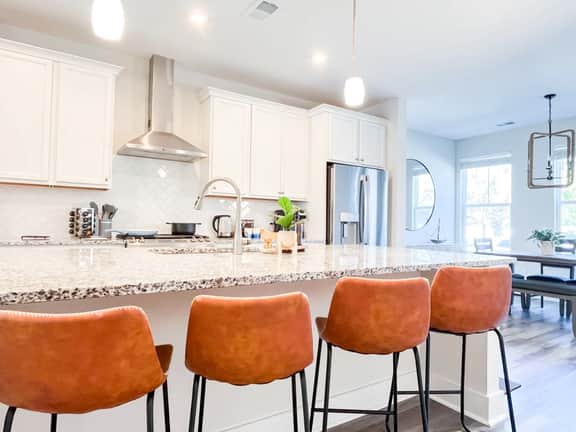 King Bed w/ Great Location, 15 Min to Downtown