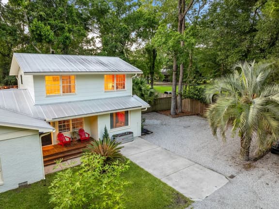 5BR Group House | Fire Pit, Movie Deck & Fun Games